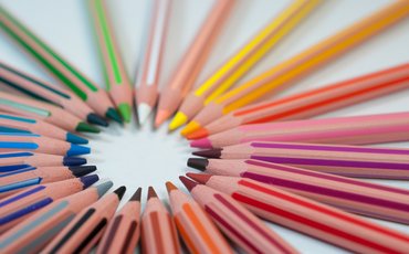 Bunte Bleistifte in einem Kreis (c) Agence Olloweb 